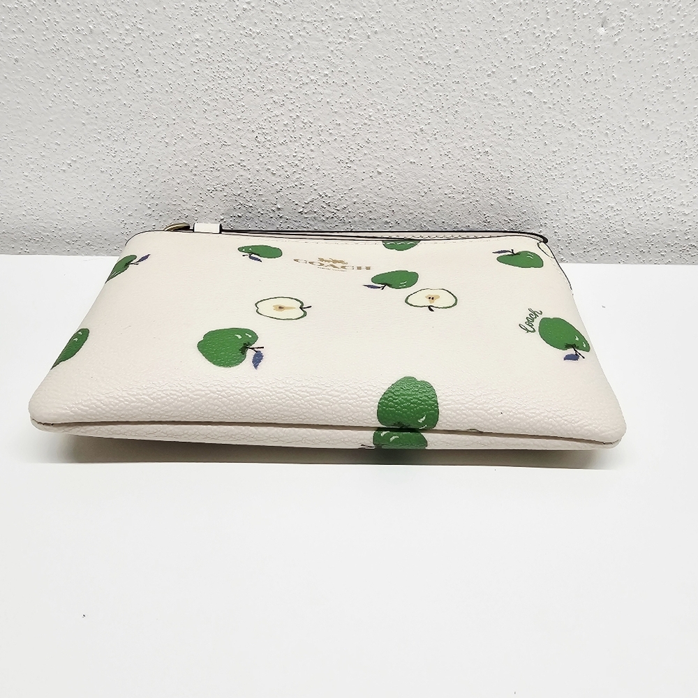 Coach Corner Zip Wristlet Green Apple Print D2178. Retails $78 - Picture 6 of 12